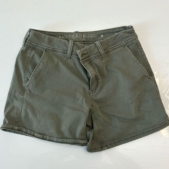American eagle midi green shorts in size 4 - Picture 1 of 3